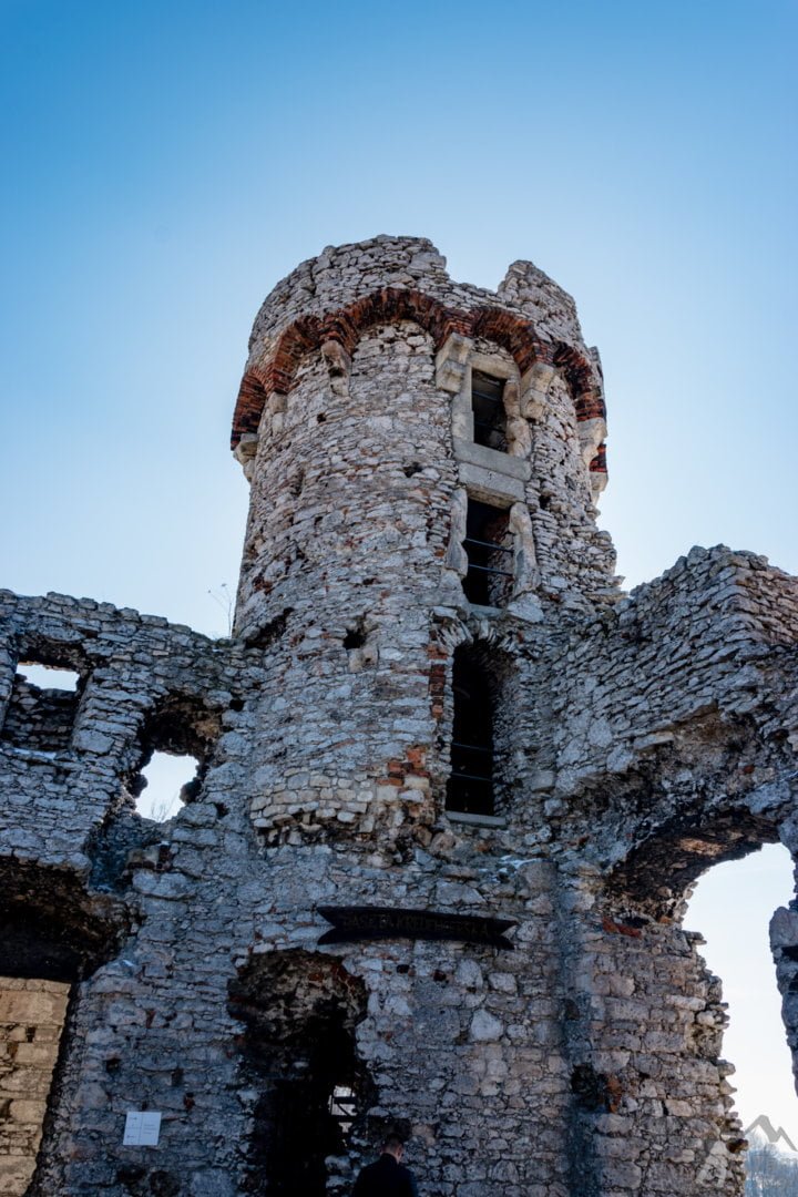 Wewnętrzny dziedziniec i wieża zamku Ogrodzieniec