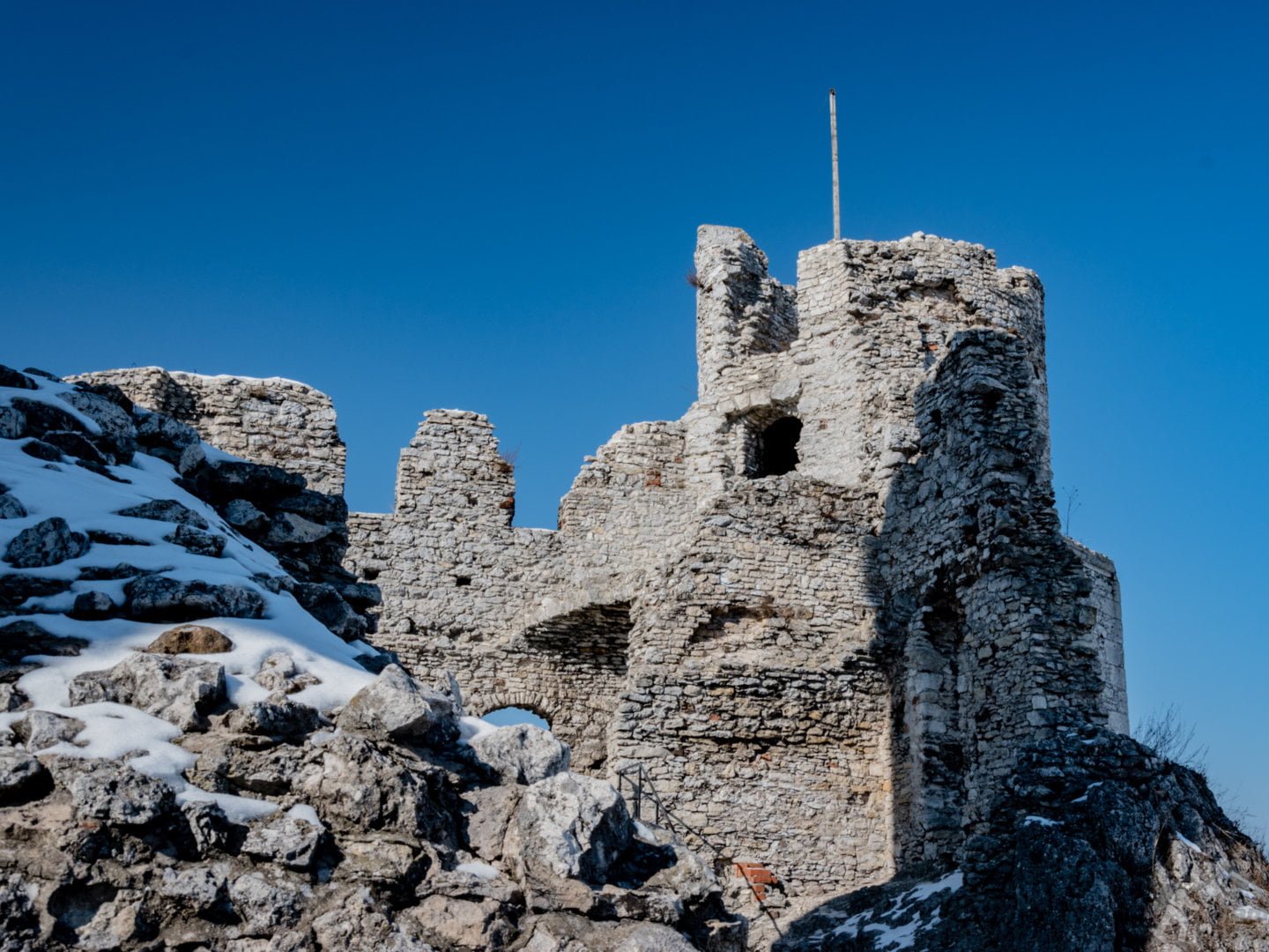 Wewnętrzny dziedziniec zamku Ogrodzieniec