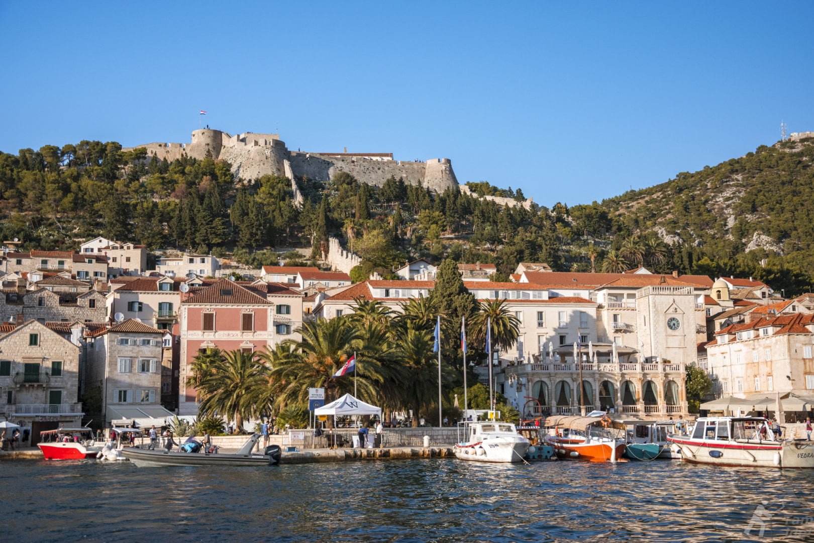 Wyspa Hvar widok na port, miasto Hvar i twierdzę