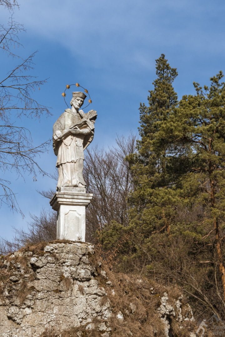 Kolumna z figurą św. Jana Nepomucena - Zamek Pieskowa Skała