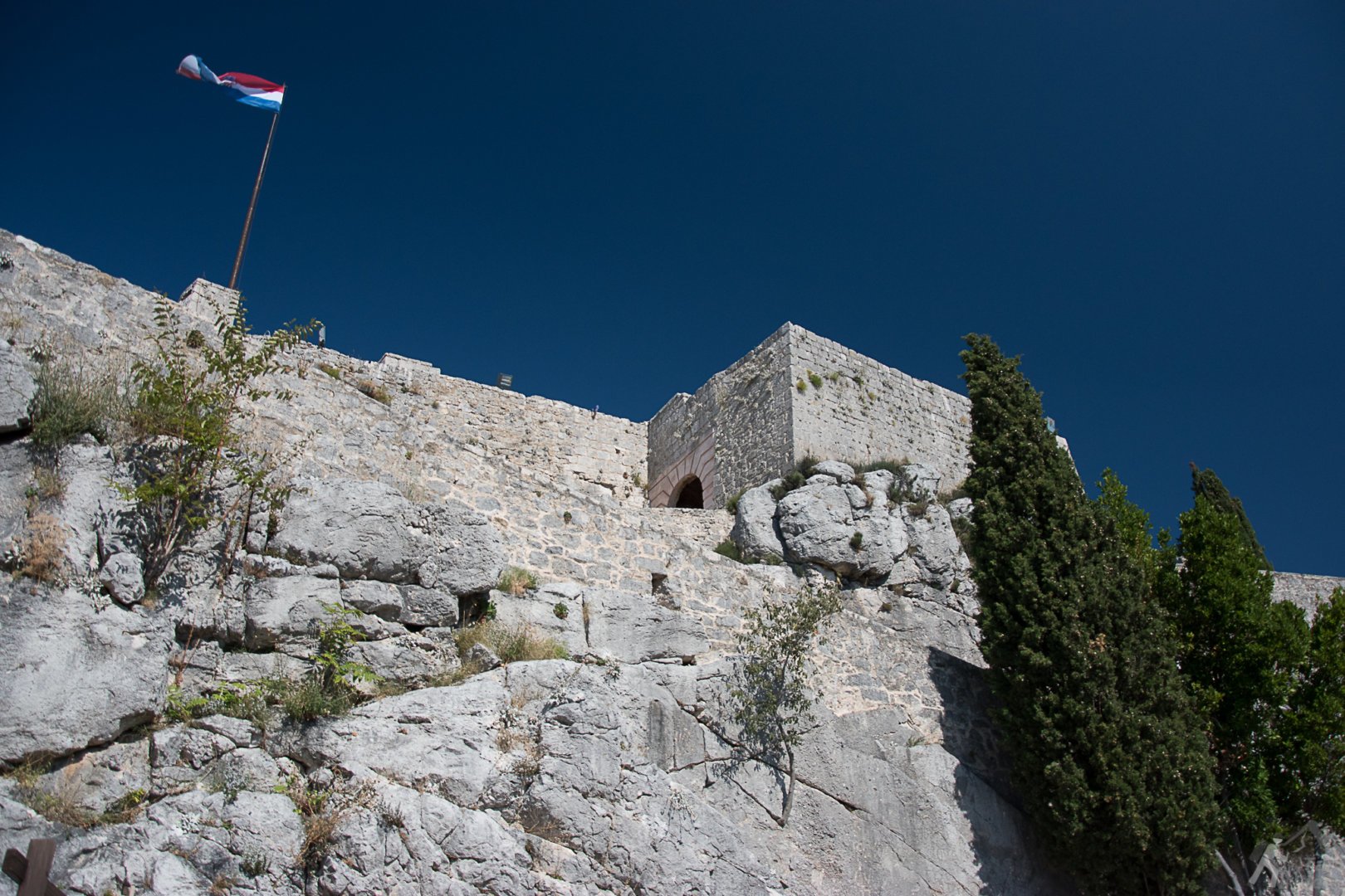 Chorwacka flaga nad Twierdzą Klis